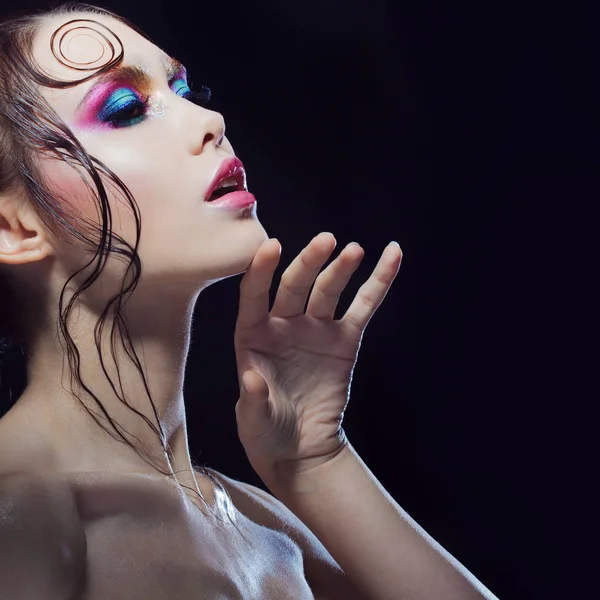 Jovem menina bonita maquiagem brilhante com um olhar molhado brilho, fundo escuro — Fotografia de Stock