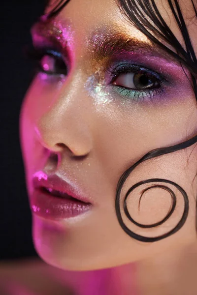 Jovem menina bonita maquiagem brilhante com um olhar molhado brilho, fundo escuro, luz rosa, estilo disco — Fotografia de Stock