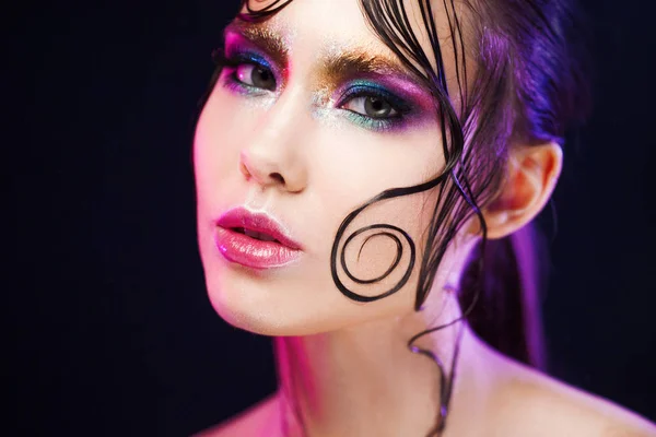 Jeune belle fille maquillage lumineux avec un aspect humide briller, fond sombre — Photo