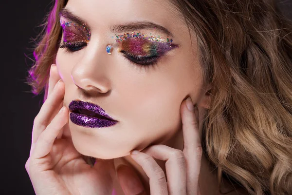 Junge schöne Mädchen mit kreativem Make-up. attraktive Blondine, Nahaufnahme — Stockfoto