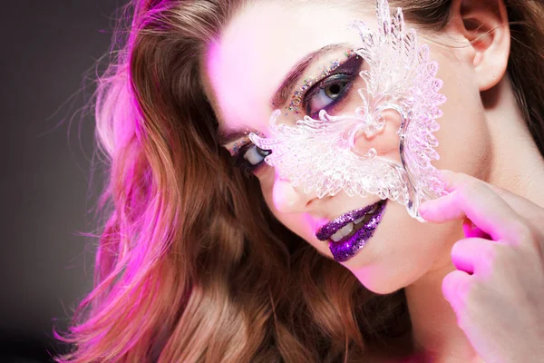 Junge schöne Mädchen mit kreativem Make-up. attraktive Blondine, Nahaufnahme — Stockfoto