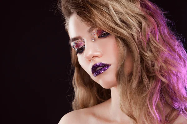 Junge schöne Mädchen mit kreativem Make-up. attraktive Blondine, Nahaufnahme — Stockfoto