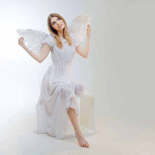 Młodych, wspaniałe blond dziewczyna w wizerunek anioła ze skrzydłami białe. — Zdjęcie stockowe