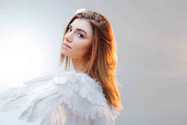 Un ángel del cielo. Joven, maravillosa chica rubia en la imagen de un ángel con alas blancas . —  Fotos de Stock