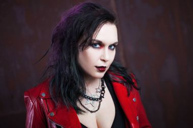 Kırmızı deri ceketli agresif punk kadın