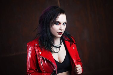 Kırmızı deri ceketli agresif punk kadın