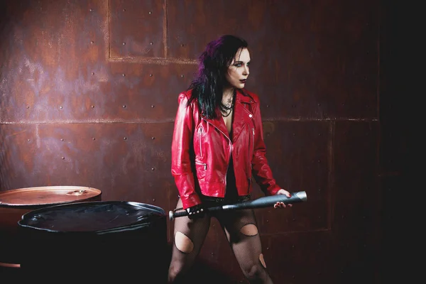 Mujer punk agresiva con un bate, en chaqueta de cuero rojo —  Fotos de Stock