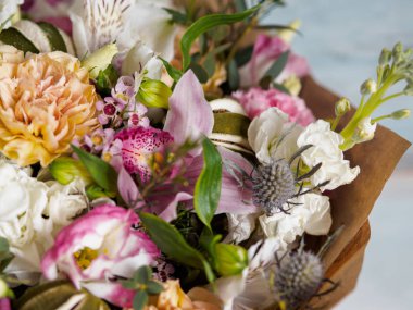 güzel yemyeşil buket farklı bahar çiçekleri, turkuaz arka plan, üstten görünüm