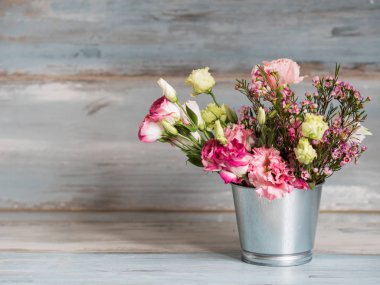 Bahar çiçekleri küçük teneke kova