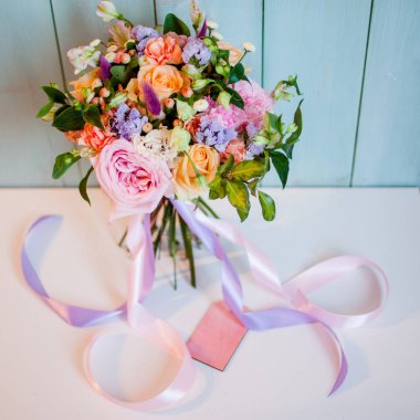 güzel yemyeşil buket gül, turkuaz arka plan, hediye