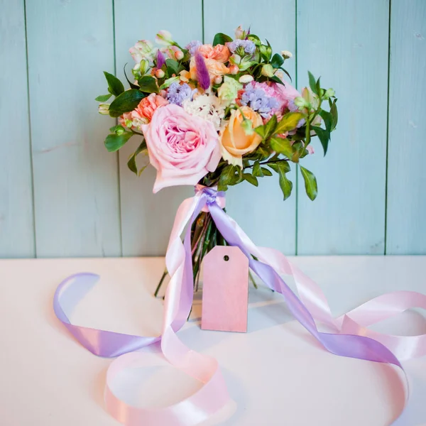 Schöner üppiger Strauß mit Rosen, türkisfarbenem Hintergrund, Geschenk — Stockfoto