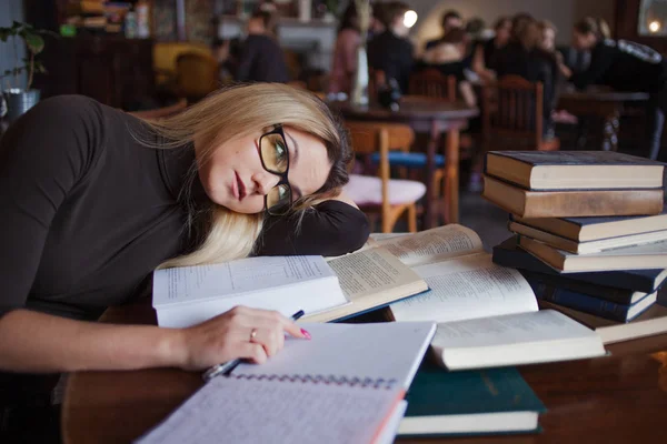 Trött ung kvinna student vid universitetet. Förbereda tentamen och lärdomar i offentligt bibliotek. — Stockfoto