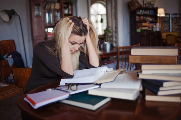 Trött ung kvinna student vid universitetet. Förbereda tentamen och lärdomar i offentligt bibliotek. — Stockfoto