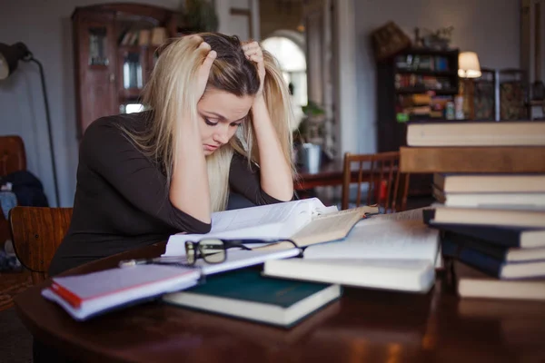 Trött ung kvinna student vid universitetet. Förbereda tentamen och lärdomar i offentligt bibliotek. — Stockfoto