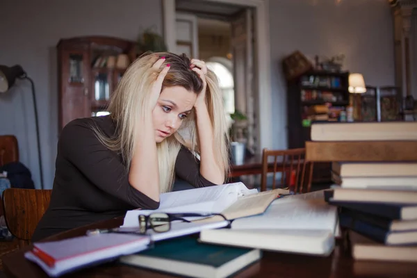 Trött ung kvinna student vid universitetet. Förbereda tentamen och lärdomar i offentligt bibliotek. — Stockfoto