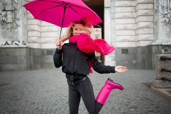 Mulher loira jovem e feliz bonita com guarda-chuva colorido na rua. O conceito de positividade e otimismo — Fotografia de Stock