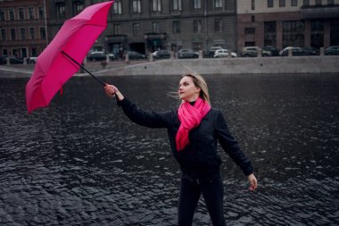 Güzel genç ve mutlu sarışın kadını sokakta renkli şemsiye ile. Kavramı pozitifliği ve iyimserlik
