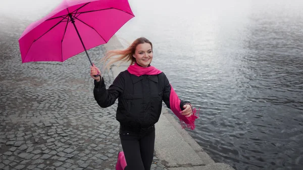 Belle jeune et heureuse femme blonde avec parapluie coloré dans la rue. Le concept de positivité et d'optimisme — Photo