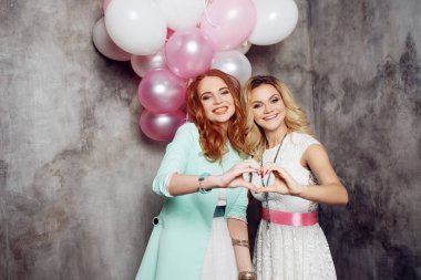 Sarışın ve Kızıl saçlı. İki genç kız partide büyüleyici.