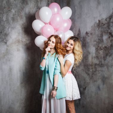 Sarışın ve Kızıl saçlı. İki genç kız partide büyüleyici.