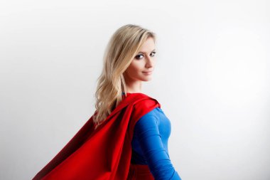 Süper kahraman kadın mesafe içine sağ seyir. Genç ve güzel sarışın superheroine, geri görüntü