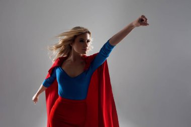Süper kahraman kadın. Genç ve güzel sarışın kırmızı pelerin büyüyen superheroine görüntü