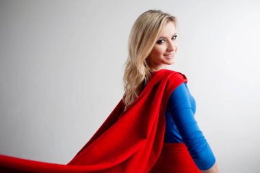 Süper kahraman kadın mesafe içine sağ seyir. Genç ve güzel sarışın superheroine, geri görüntü