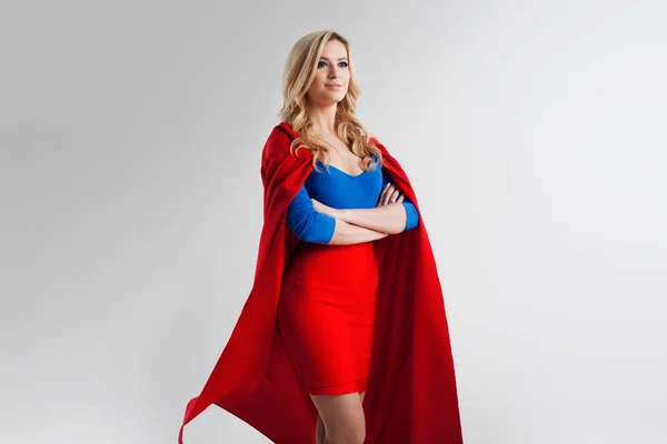 Femme super-héros. Jeune et belle blonde à l'image de superhéroïne en rouge Cape croissante — Photo