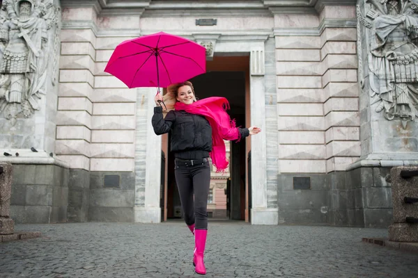 Mulher loira jovem e feliz bonita com guarda-chuva colorido na rua. O conceito de positividade e otimismo — Fotografia de Stock