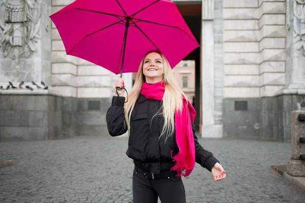 Belle jeune et heureuse femme blonde avec parapluie coloré dans la rue. Le concept de positivité et d'optimisme — Photo