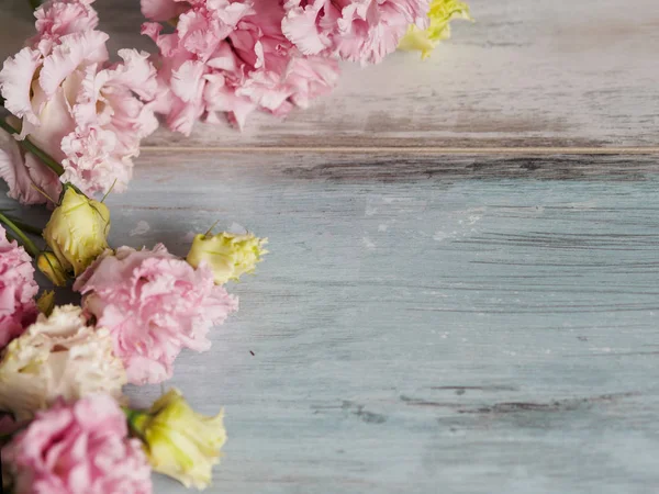 Bello sfondo fiori di primavera, su sfondo blu turchese in legno, posto per il testo a destra. Primavera e natura concetto — Foto Stock