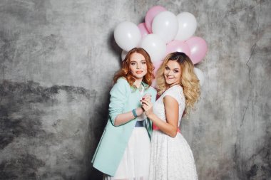 Sarışın ve Kızıl saçlı. İki genç kız partide büyüleyici.