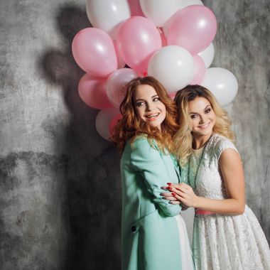 Sarışın ve Kızıl saçlı. İki genç kız partide büyüleyici.