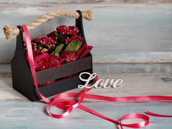 愛の木製バスケット ギフト赤い紙に包まれた花の美しいポット — ストック写真