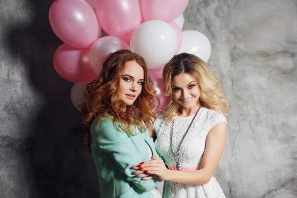 Loira e ruiva. Duas jovens namoradas encantadoras na festa . — Fotografia de Stock