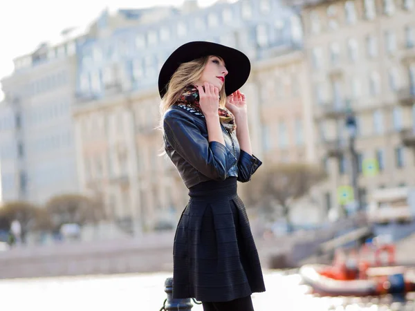 Young woman in stylish clothes against the background of the city, romantic portrait. Portrait of the charming blonde on the street. — Stock Photo, Image