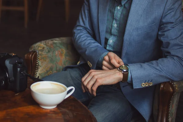 El joven se sienta y disfruta del café por la mañana. Retrato en el interior — Foto de Stock