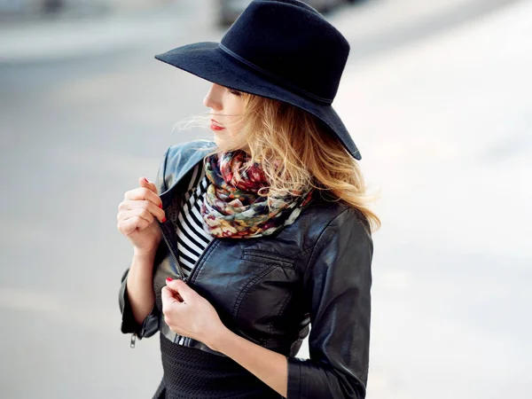 Jeune femme dans des vêtements élégants sur le fond de la ville, portrait romantique. Portrait de la charmante blonde dans la rue . — Photo