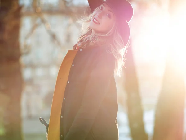 Engraçado jovem mulher em chapéu elegante e cachecol, andando. Retrato da loira encantadora na rua. Luz solar brilhante e sombreamento em tons quentes — Fotografia de Stock