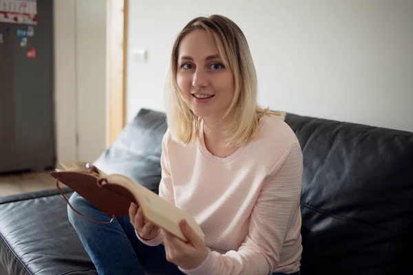 Jonge vrouw met planner. Portret in het binnenland, op de Bank thuis. Planning en lezen — Stockfoto