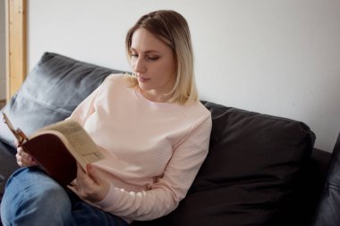 Genç kadın planlayıcısı ile. Portre evde kanepede iç. Planlama ve okuma