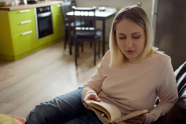 Mladá žena s Plánovač. Portrét v interiéru, na gauči doma. Plánování a čtení — Stock fotografie