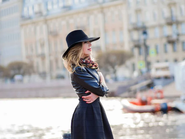 Young woman in stylish clothes against the background of the city, romantic portrait. Portrait of the charming blonde on the street. — Stock Photo, Image