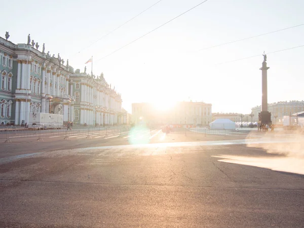 Petersburg, Rosja - 07 marca 2016: Specjalne ciężarówka dla miasta czyszczenia na centralnym placu w Saint-Petersburg, Federacja Rosyjska — Zdjęcie stockowe