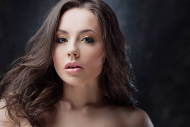 Güzel esmer kız lüks kıvırcık saçlı. Stüdyo portre koyu arka plan arka plan üzerinde. Mükemmel saç