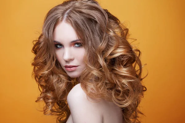 Όμορφη redheaded κορίτσι με πολυτελές σγουρά μαλλιά. Πορτραίτο στούντιο σε κίτρινο φόντο. Εξαιρετική μαλλιά — Φωτογραφία Αρχείου