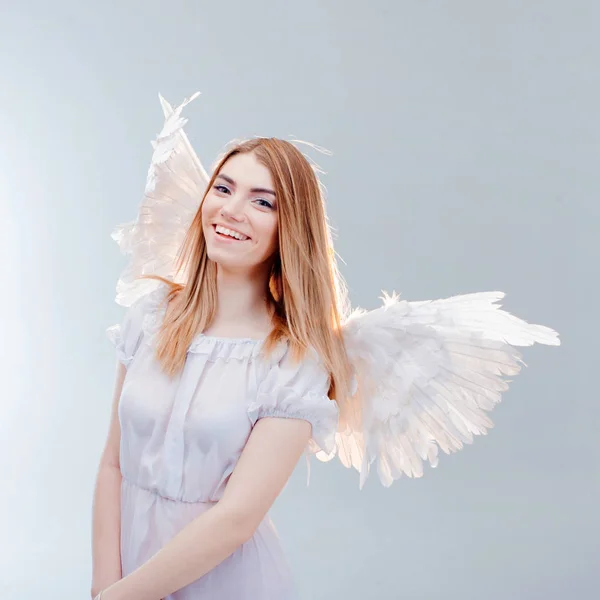 Un ángel del cielo. Joven, maravillosa chica rubia en la imagen de un ángel con alas blancas . —  Fotos de Stock