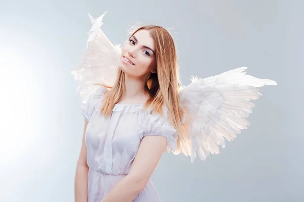 Ангел з неба. Молода, чудова блондинка в образі ангела з білими крилами . — стокове фото