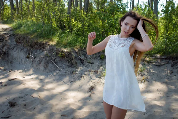 年轻迷人的黑发女子在海岸上。节日快乐，在海边的森林 — 图库照片