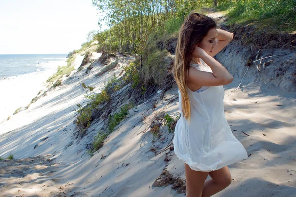 Jeune femme brune charmante sur la côte maritime. Joyeuses vacances, forêt près de la mer — Photo